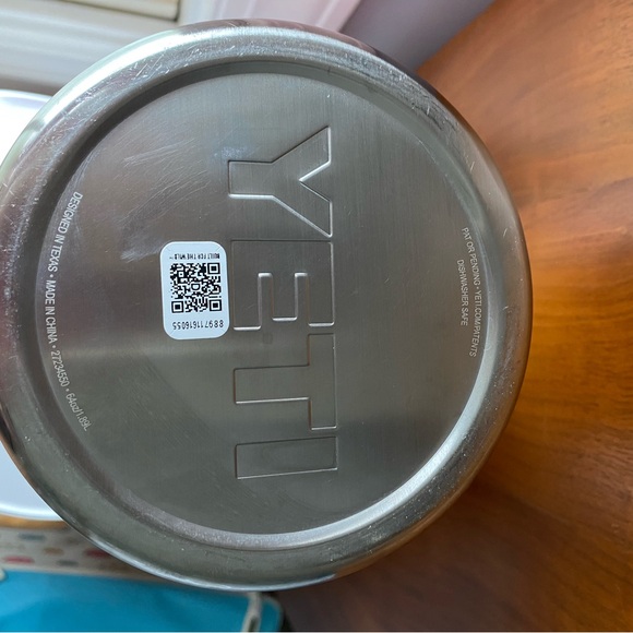 Yeti 64oz stainless steel water bottle rambler power pink with chug and sip caps - Picture 7 of 9